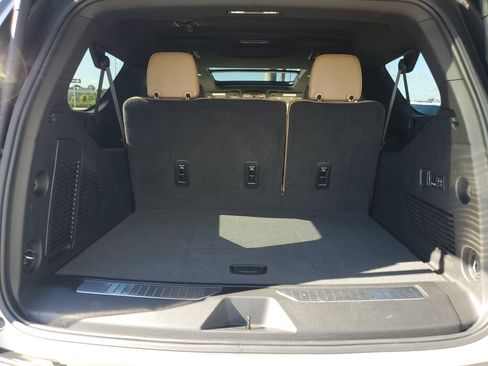 Used 2024 Chevrolet Suburban Premier image 22