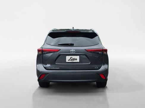 Used 2022 Toyota Highlander XLE FWD image 5