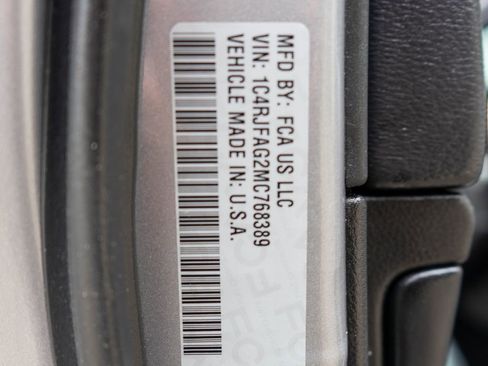 Used 2021 Jeep Grand Cherokee Laredo X AWD/4WD image 39
