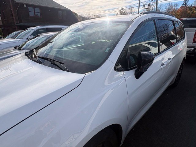 Used 2025 Chrysler Pacifica Limited FWD image 13