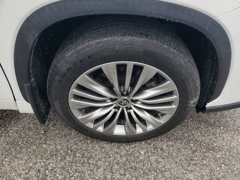 Used 2022 Toyota Highlander Platinum image 6