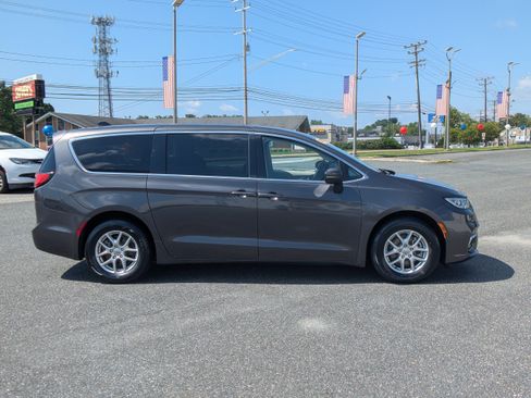 Used 2023 Chrysler Pacifica Touring-L FWD image 10