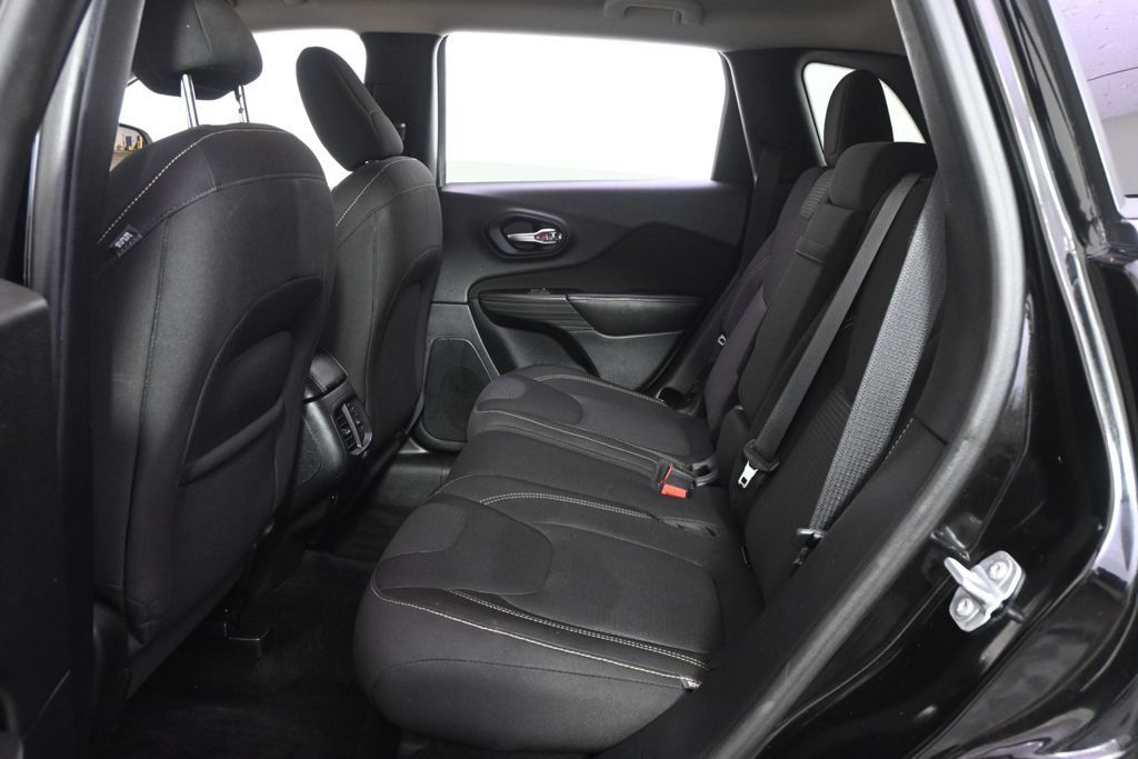 Used 2017 Jeep Cherokee Latitude w/ Cold Weather Group AWD/4WD image 21
