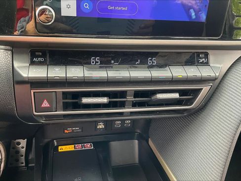 Used 2025 Toyota Camry SE image 33