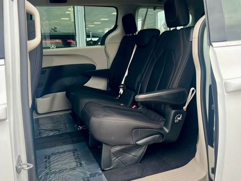 Used 2017 Chrysler Pacifica LX w/ Tire & Wheel Group FWD image 15