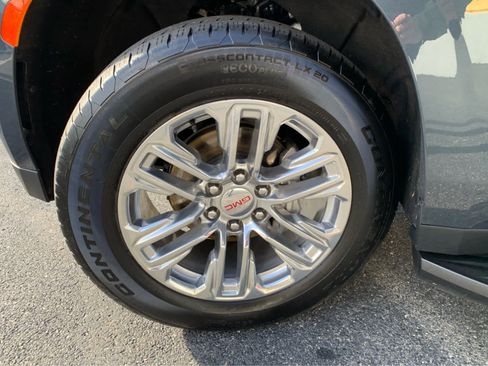 Used 2021 GMC Yukon XL SLT w/ SLT Premium Package image 9