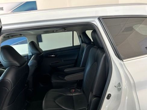 Used 2022 Toyota Highlander XLE AWD/4WD image 17