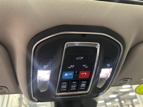 Used 2022 Jeep Wagoneer Series III w/ Premium Group I AWD/4WD image 17