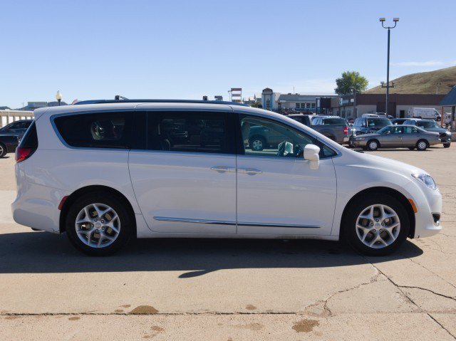 Used 2017 Chrysler Pacifica Touring-L Plus w/ Tire & Wheel Group FWD image 5