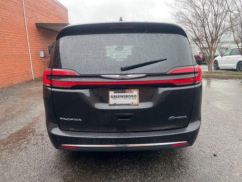 Used 2023 Chrysler Pacifica Touring-L FWD image 4