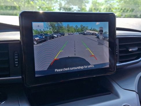 Used 2022 Ford Explorer XLT w/ Equipment Group 202A AWD/4WD image 28