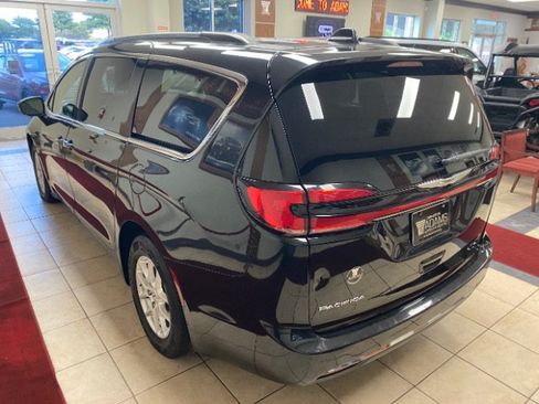 Used 2022 Chrysler Pacifica Touring-L FWD image 2