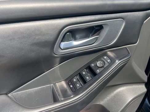 Used 2025 Nissan Rogue SV FWD image 26