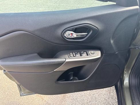 Used 2019 Jeep Cherokee Latitude Plus image 12