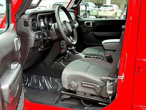 Used 2025 Jeep Wrangler Unlimited Rubicon AWD/4WD image 10