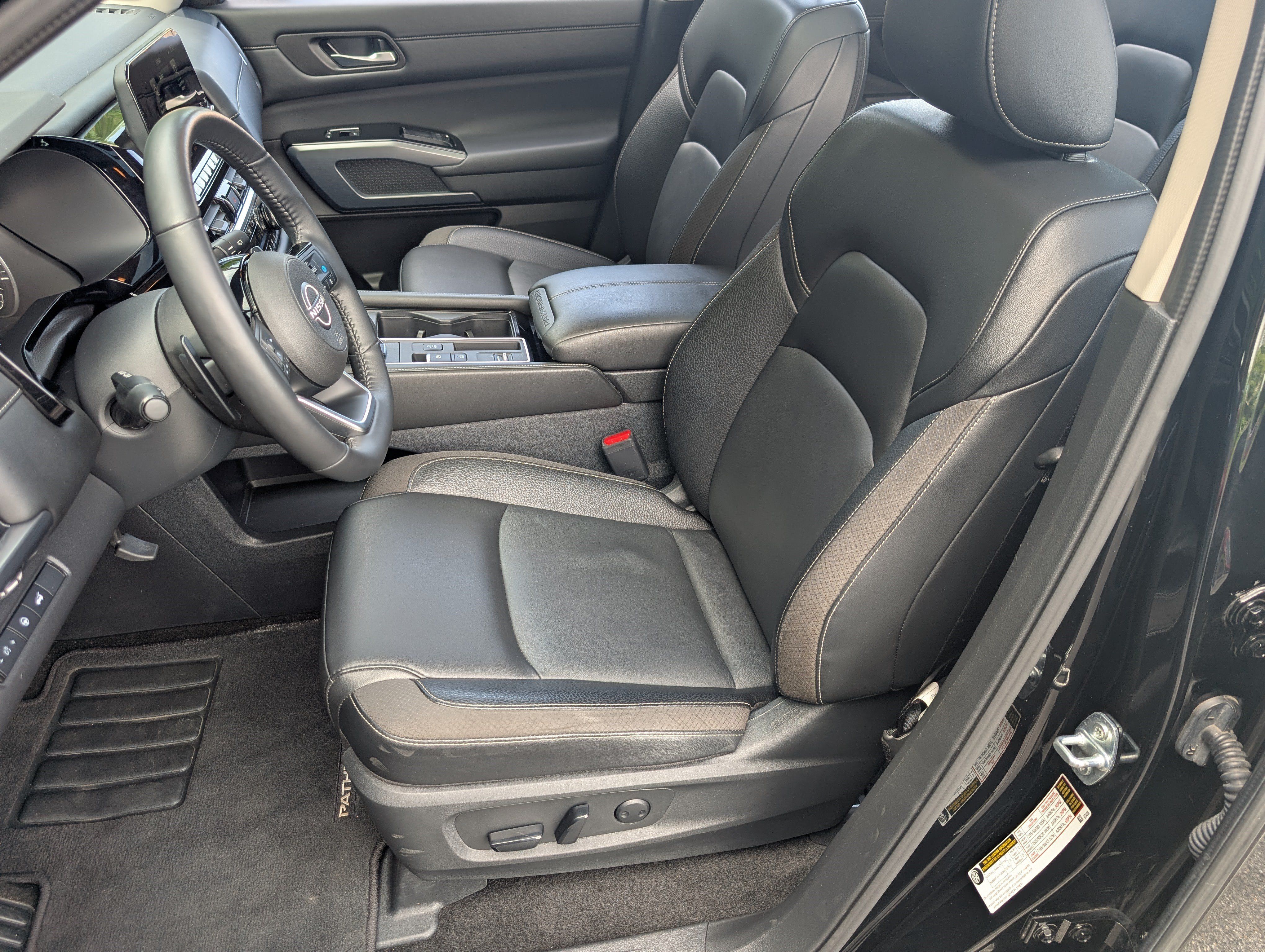 Used 2025 Nissan Pathfinder SL w/ SL Premium Package FWD image 17