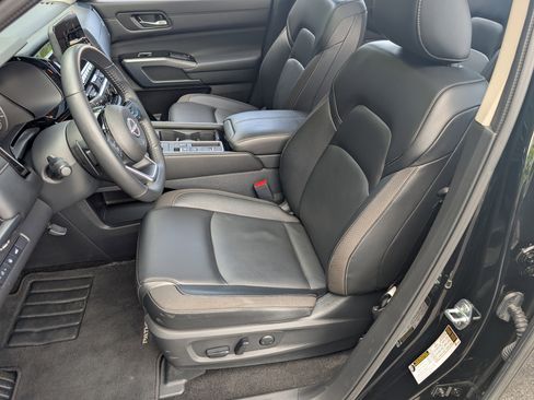 Used 2025 Nissan Pathfinder SL w/ SL Premium Package FWD image 17