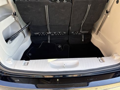 Used 2024 Chrysler Pacifica Touring-L FWD image 10