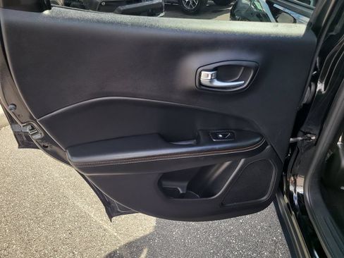 Used 2018 Jeep Compass Latitude w/ Popular Equipment Group AWD/4WD image 11