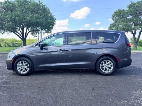 Used 2023 Chrysler Pacifica Touring-L FWD image 4