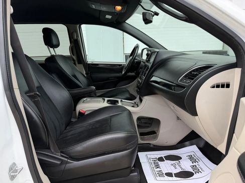 Used 2018 Dodge Grand Caravan SXT FWD image 15