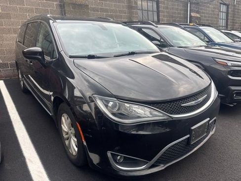 Used 2019 Chrysler Pacifica Touring-L FWD image 1