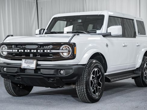 Used 2025 Ford Bronco Outer Banks image 3