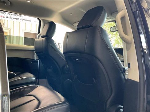 Used 2023 Chrysler Pacifica Touring-L FWD image 22