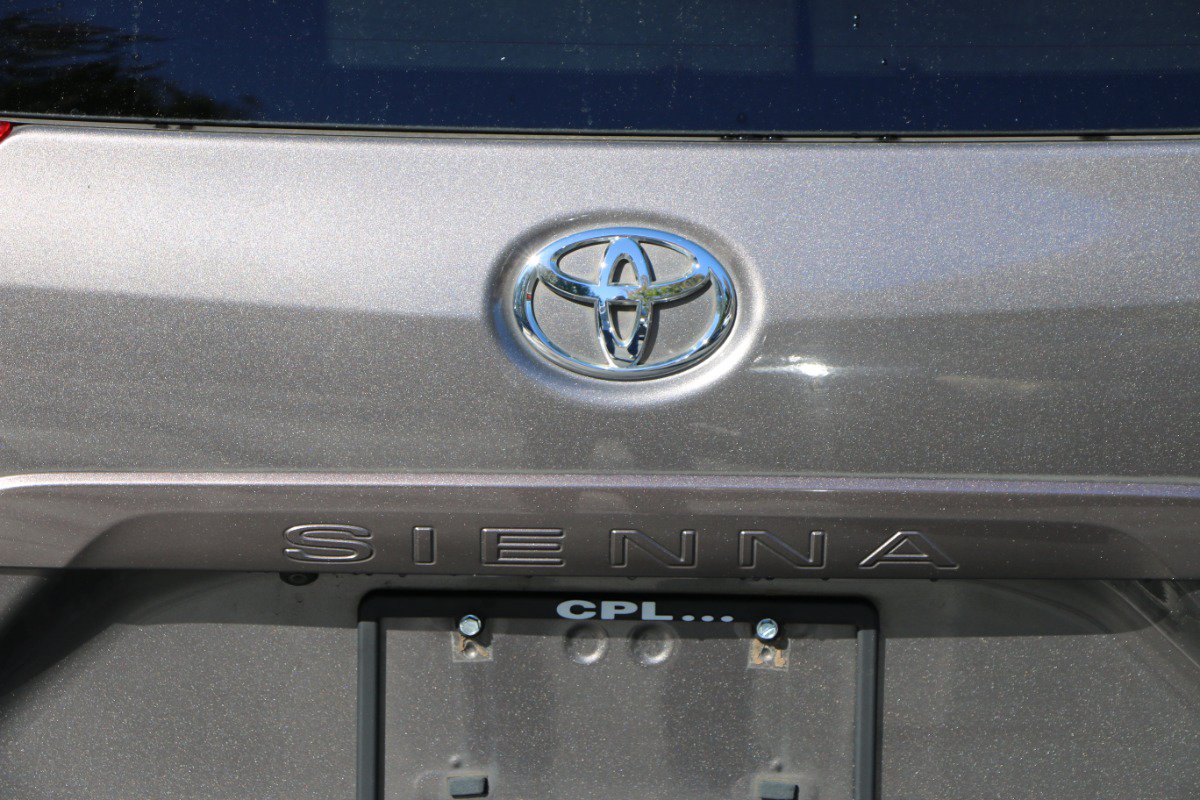 Used 2015 Toyota Sienna XLE w/ XLE Navigation Package FWD image 5