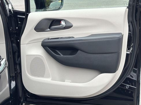 Used 2024 Chrysler Pacifica Touring-L FWD image 30