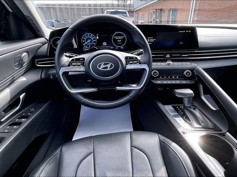 Used 2025 Hyundai Elantra Limited image 5