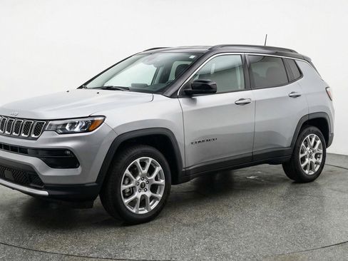 Used 2025 Jeep Compass Limited AWD/4WD image 3