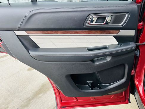 Used 2017 Ford Explorer Platinum image 29