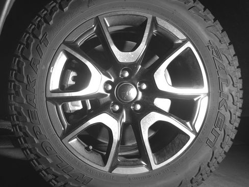 Used 2025 Jeep Compass Trailhawk AWD/4WD image 12