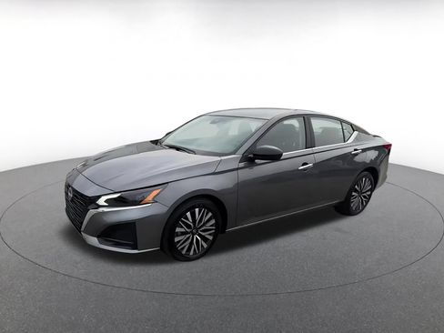Used 2025 Nissan Altima 2.5 SV FWD image 6
