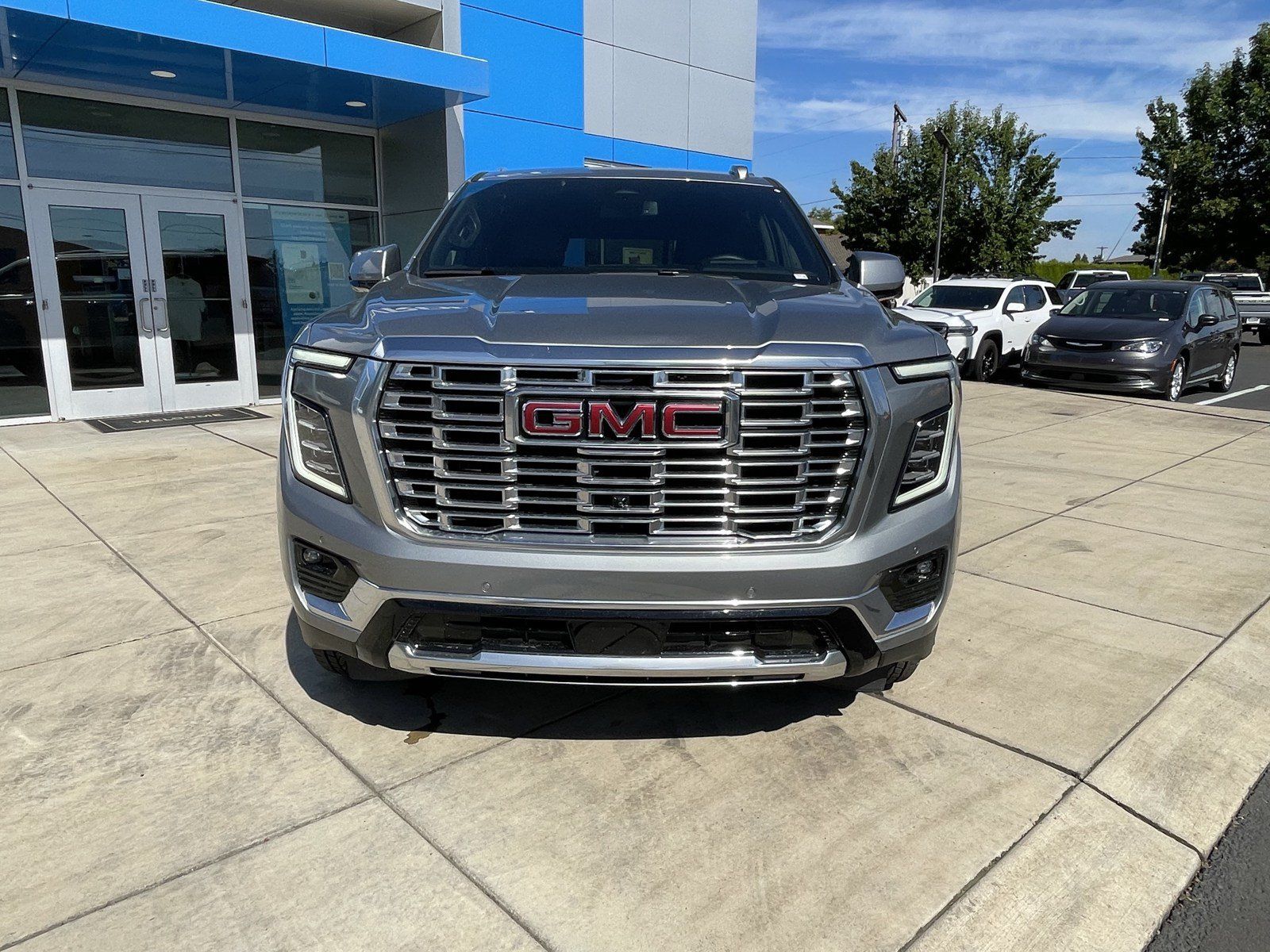 Used 2025 GMC Yukon XL Denali AWD/4WD image 8