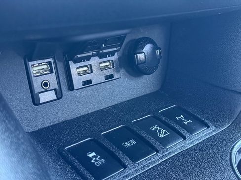 Used 2019 Toyota Highlander XLE AWD/4WD image 23