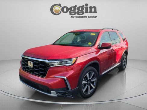 Used 2025 Honda Pilot Touring image 1