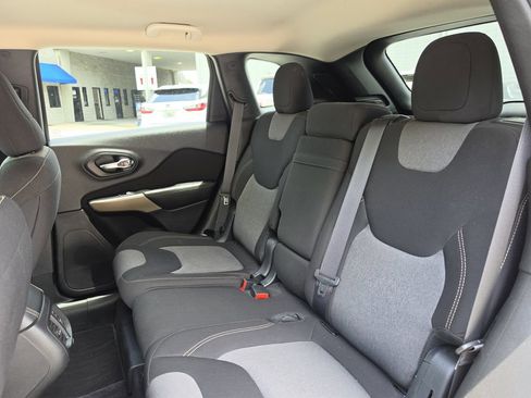 Certified 2018 Jeep Cherokee Latitude AWD/4WD image 17