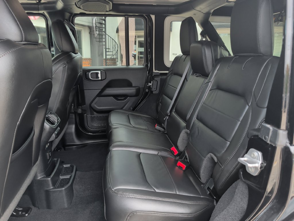 Used 2023 Jeep Wrangler Unlimited Sahara AWD/4WD image 28
