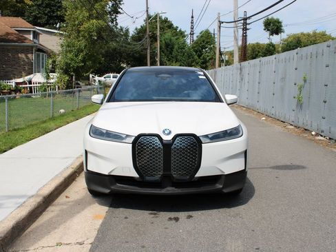 Used 2023 BMW iX xDrive50 AWD/4WD image 2