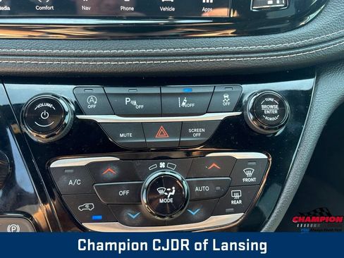Used 2025 Chrysler Pacifica Limited FWD image 32