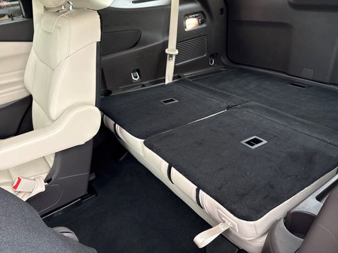 Used 2024 Ford Explorer Platinum w/ Technology Package image 5