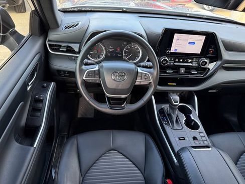 Used 2023 Toyota Highlander XSE FWD image 25