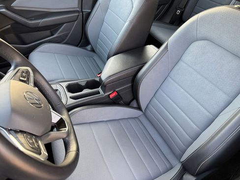 Used 2025 Volkswagen Jetta SE image 37