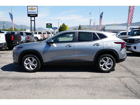 New 2026 Chevrolet Trax LS w/ LS Convenience Package FWD image 3