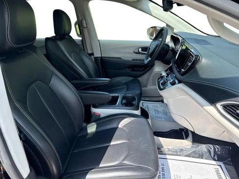 Used 2023 Chrysler Pacifica Touring-L FWD image 14
