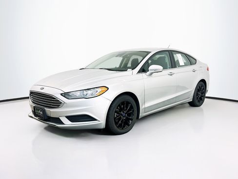 Used 2017 Ford Fusion SE image 3