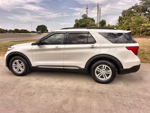 Used 2023 Ford Explorer XLT RWD image 4
