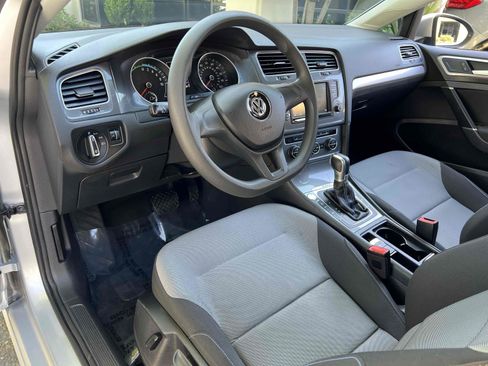 Used 2016 Volkswagen e-Golf SE w/ DC Fast Charging Package image 3